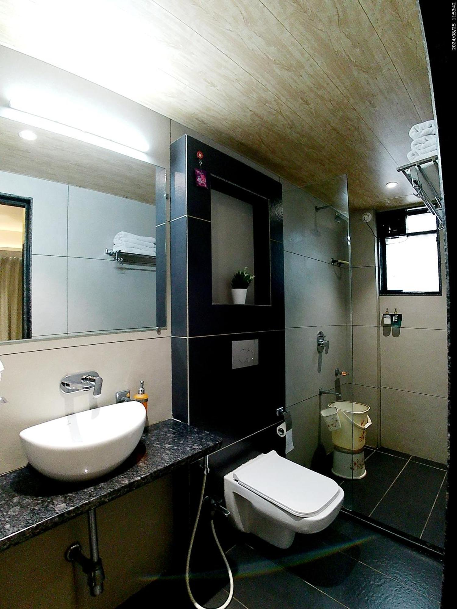 Hotel Sai Pratik, Newly Built Up, Complimentary Shuttle To The Temple Shirdi Eksteriør billede