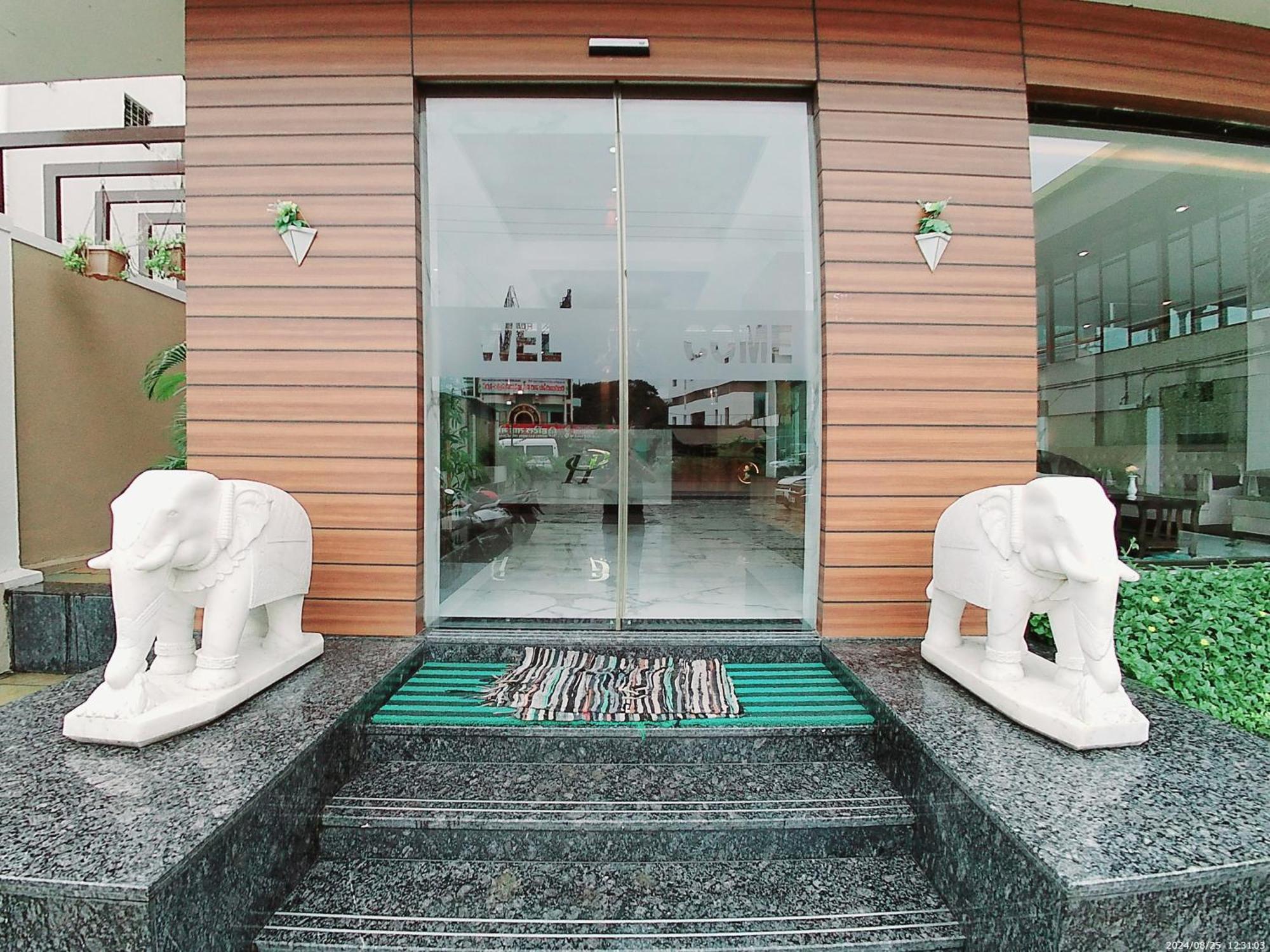 Hotel Sai Pratik, Newly Built Up, Complimentary Shuttle To The Temple Shirdi Eksteriør billede